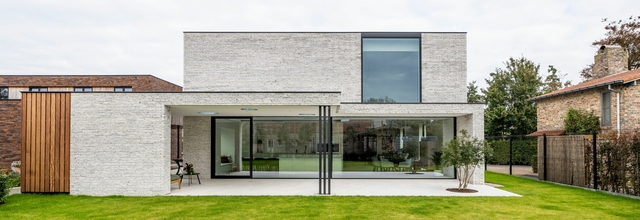 moderne woning - witte gevelsteen - strak vormgeving